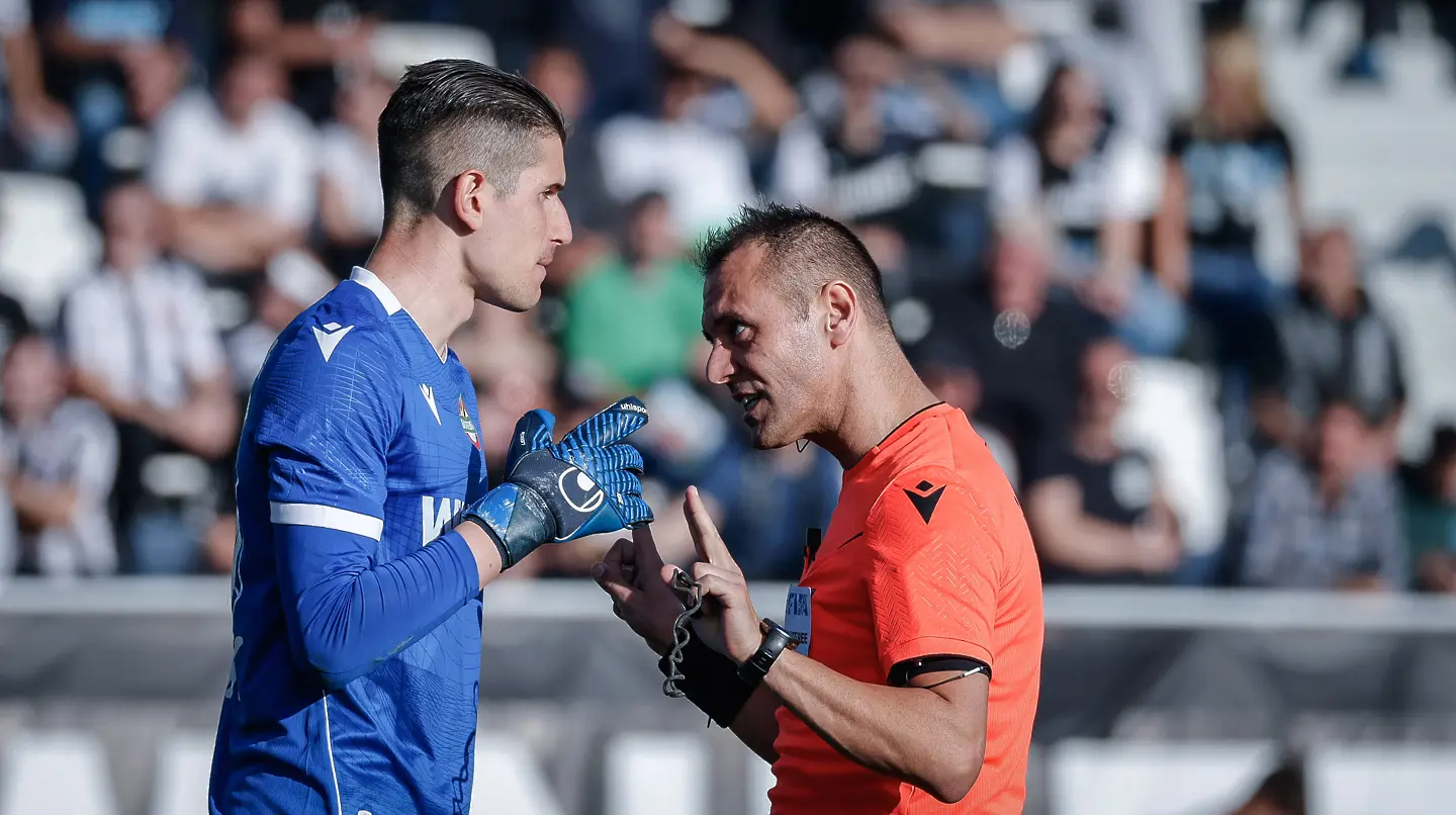 В Деня на народните будители: Прекратиха Локомотив Пловдив - Ботев Пловдив след скандал (ВИДЕО)