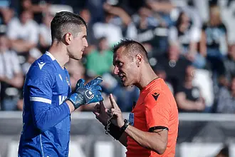 На живо: Прекъснаха дербито между Локомотив и Ботев Пловдив, Наумов бе уцелен с бутилка