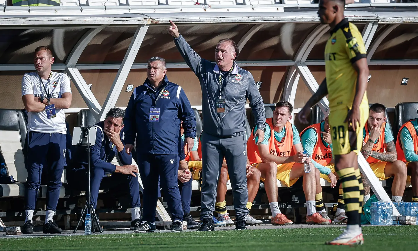 В Деня на народните будители: Прекратиха Локомотив Пловдив - Ботев Пловдив след скандал (ВИДЕО)