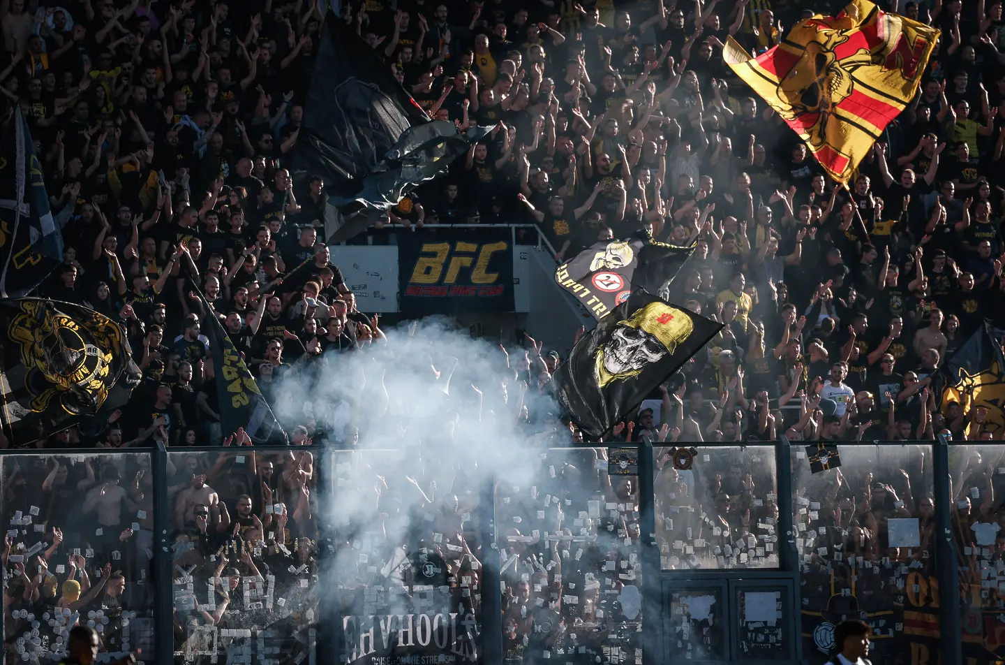 Фенове на Ботев Пловдив на стадион &amp;quot;Локомотив&amp;quot; / startphoto.bg 