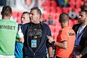 На живо: Прекъснаха дербито между Локомотив и Ботев Пловдив, Наумов бе уцелен с бутилка