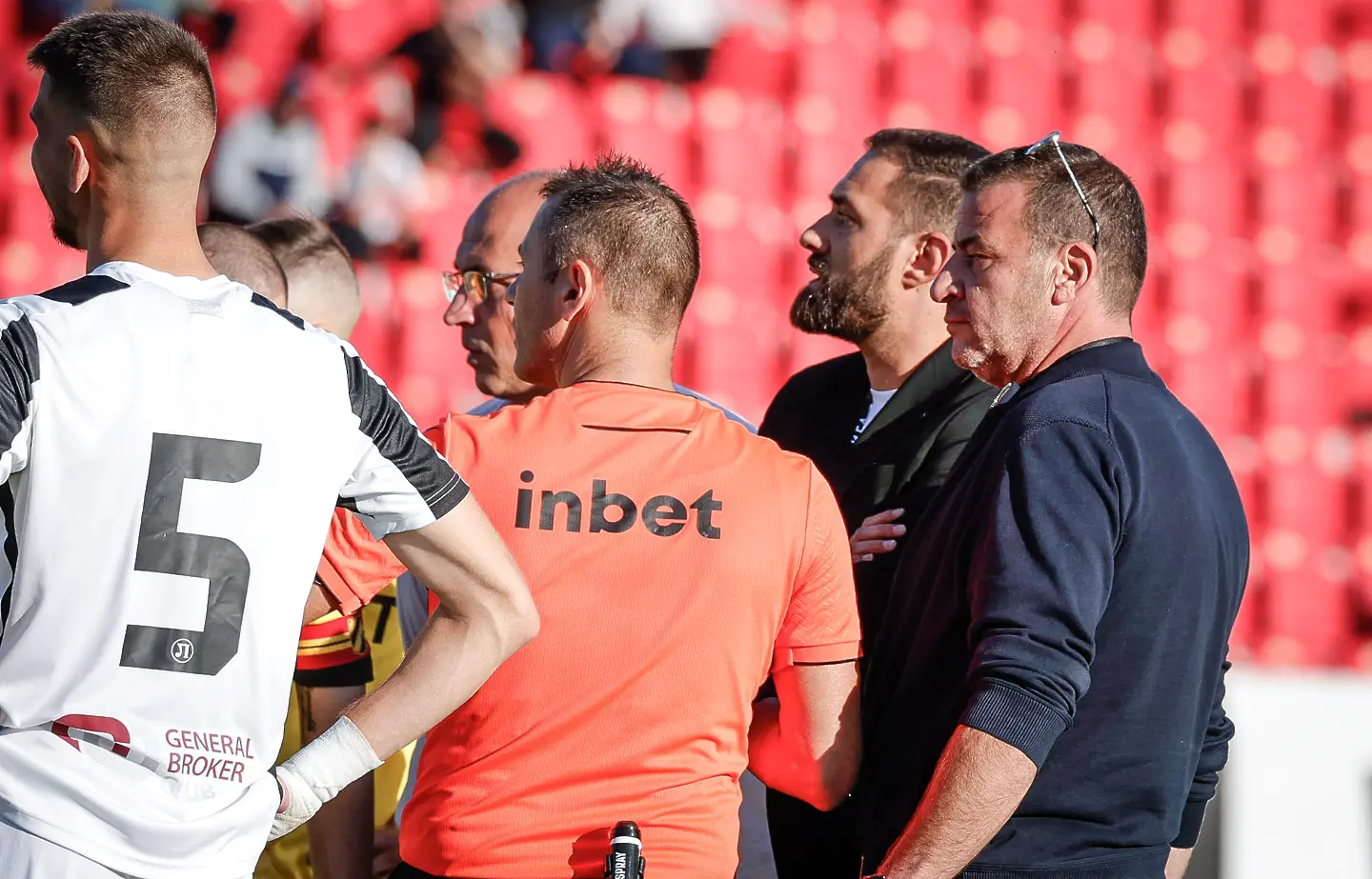 В Деня на народните будители: Прекратиха Локомотив Пловдив - Ботев Пловдив след скандал (ВИДЕО)