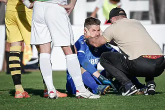 Фенът, хвърлил бутилка по Наумов, бе задържан