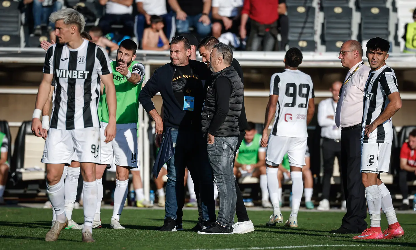 Илиян Филипов в центъра, Локомотив Пловдив - Ботев Пловдив / startphoto.bg