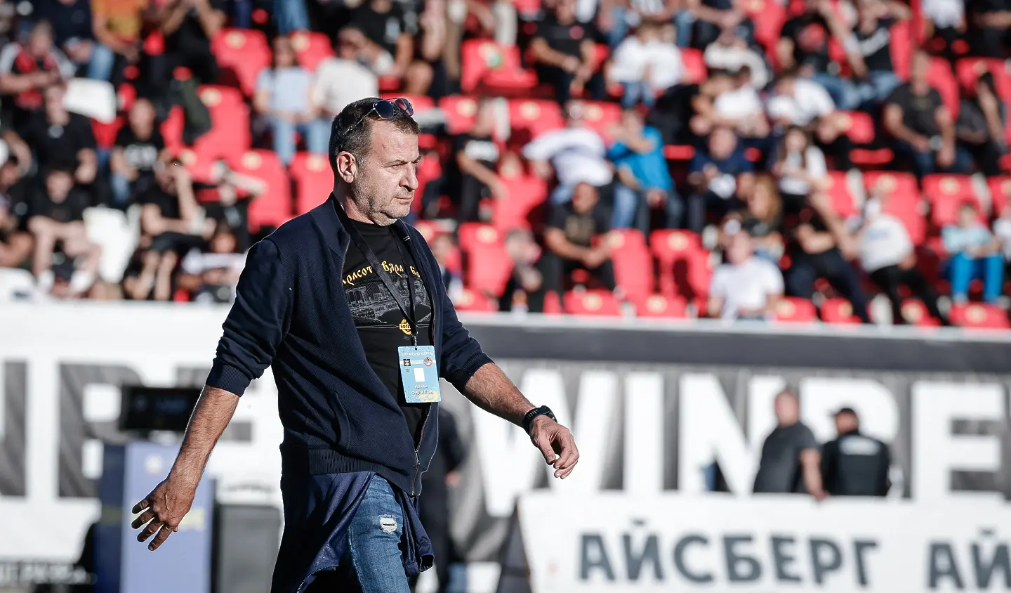 В Деня на народните будители: Прекратиха Локомотив Пловдив - Ботев Пловдив след скандал (ВИДЕО)