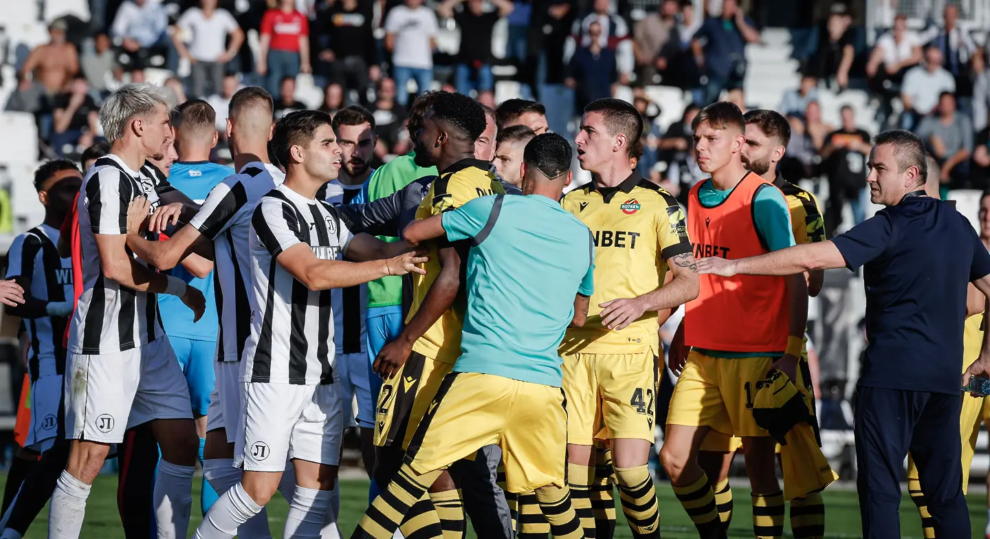 В Деня на народните будители: Прекратиха Локомотив Пловдив - Ботев Пловдив след скандал (ВИДЕО)