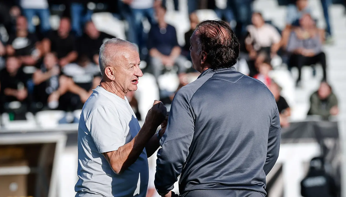 В Деня на народните будители: Прекратиха Локомотив Пловдив - Ботев Пловдив след скандал (ВИДЕО)