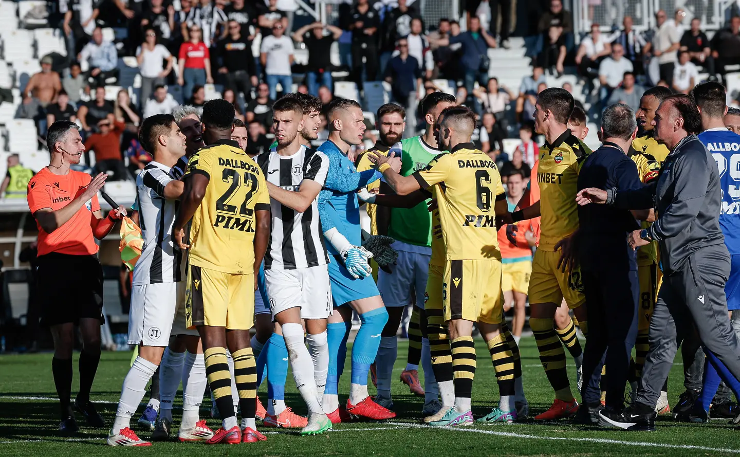 Ексцесии на пловдивското дерби Локомотив - Ботев / startphoto.bg