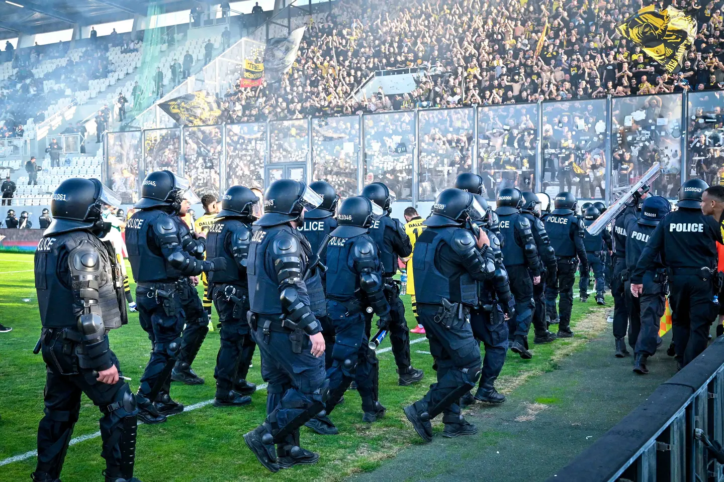 Феновете на Ботев Пловдив по време на дербито с Локомотив / startphoto.bg