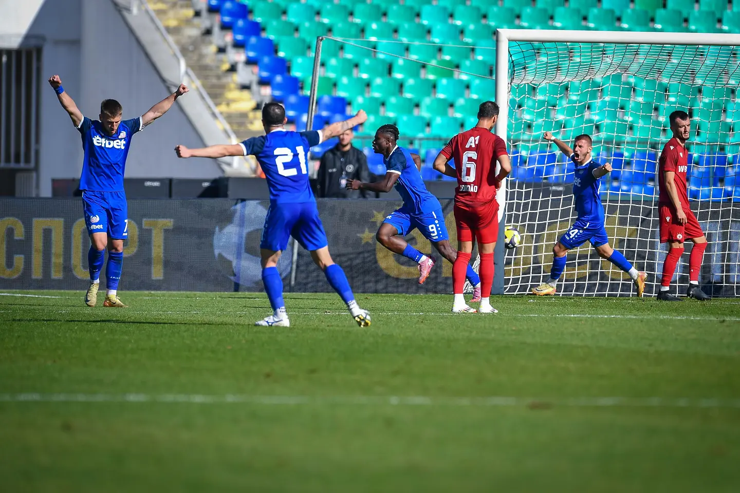 Филип Ежике / startphoto.bg