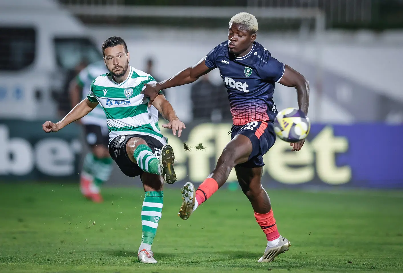 Влатко Дробаров срещу Ерик Биле / startphoto.bg 