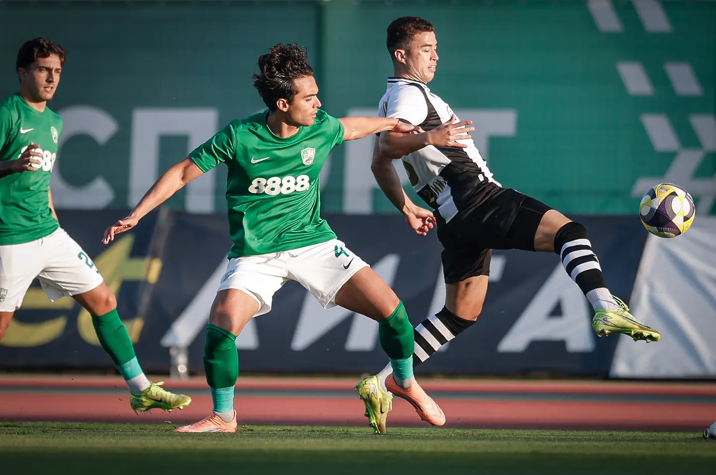 Локомотив София сложи край на лошата си серия, стъжнявайки още повече живота на Берое 