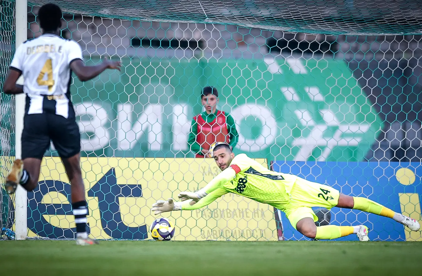 Локомотив София сложи край на лошата си серия, стъжнявайки още повече живота на Берое 