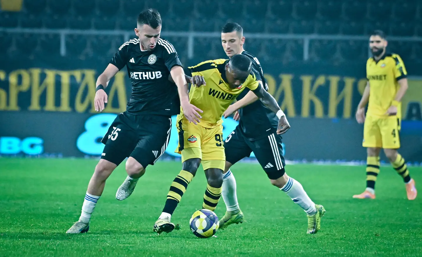 Ди Матео Ловрик, Самуел Калу / startphoto.bg