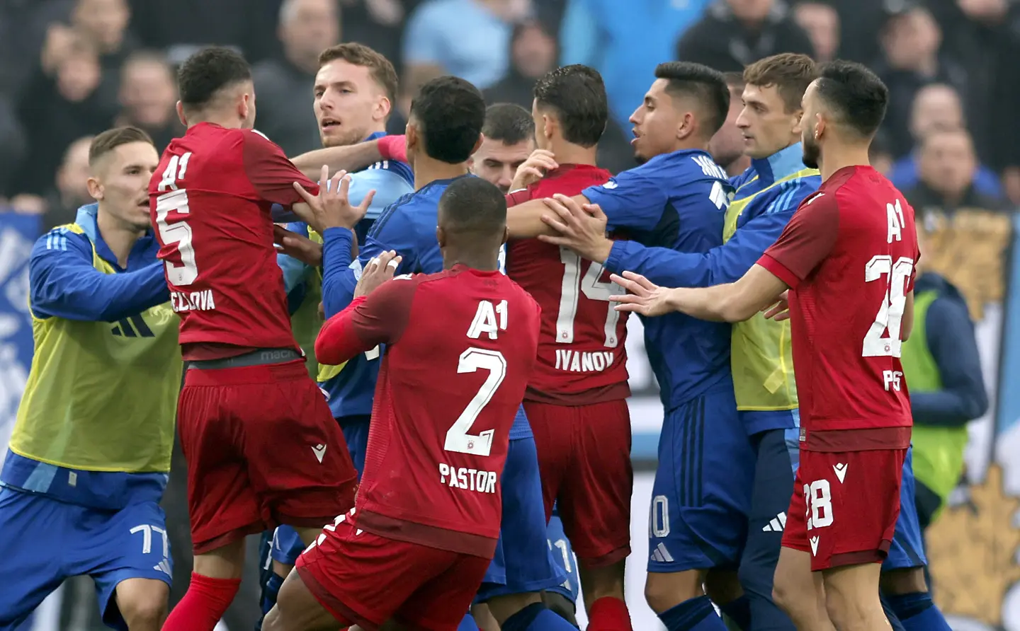 Меле на дербито Левски - ЦСКА, но без червени картони (ГАЛЕРИЯ)