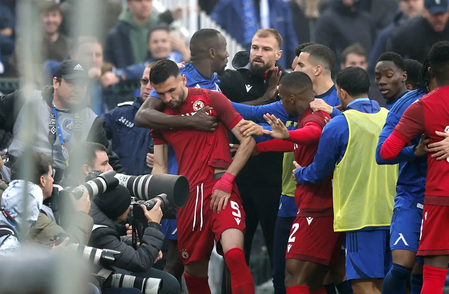 Меле на дербито Левски - ЦСКА, но без червени картони (ГАЛЕРИЯ)