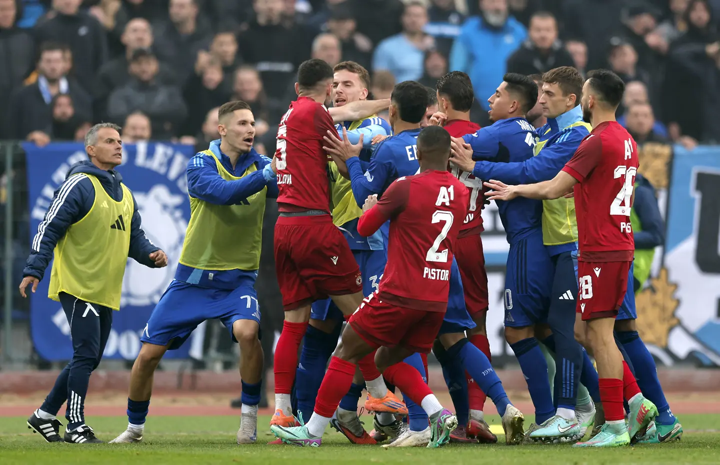 Меле на дербито Левски - ЦСКА, но без червени картони (ГАЛЕРИЯ)