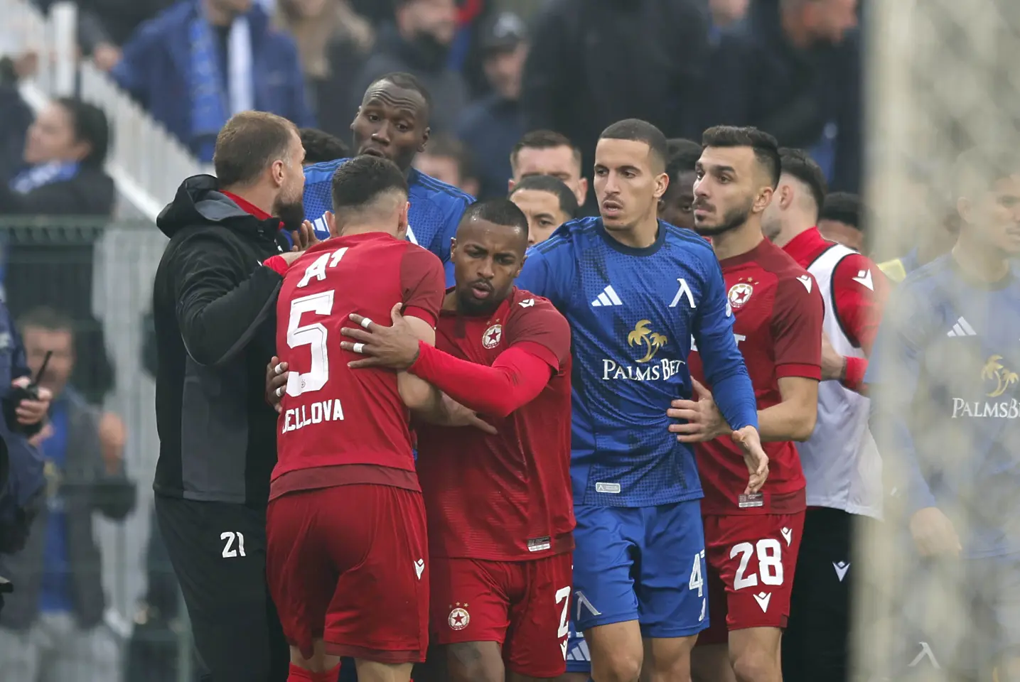 Меле на дербито Левски - ЦСКА, но без червени картони (ГАЛЕРИЯ)