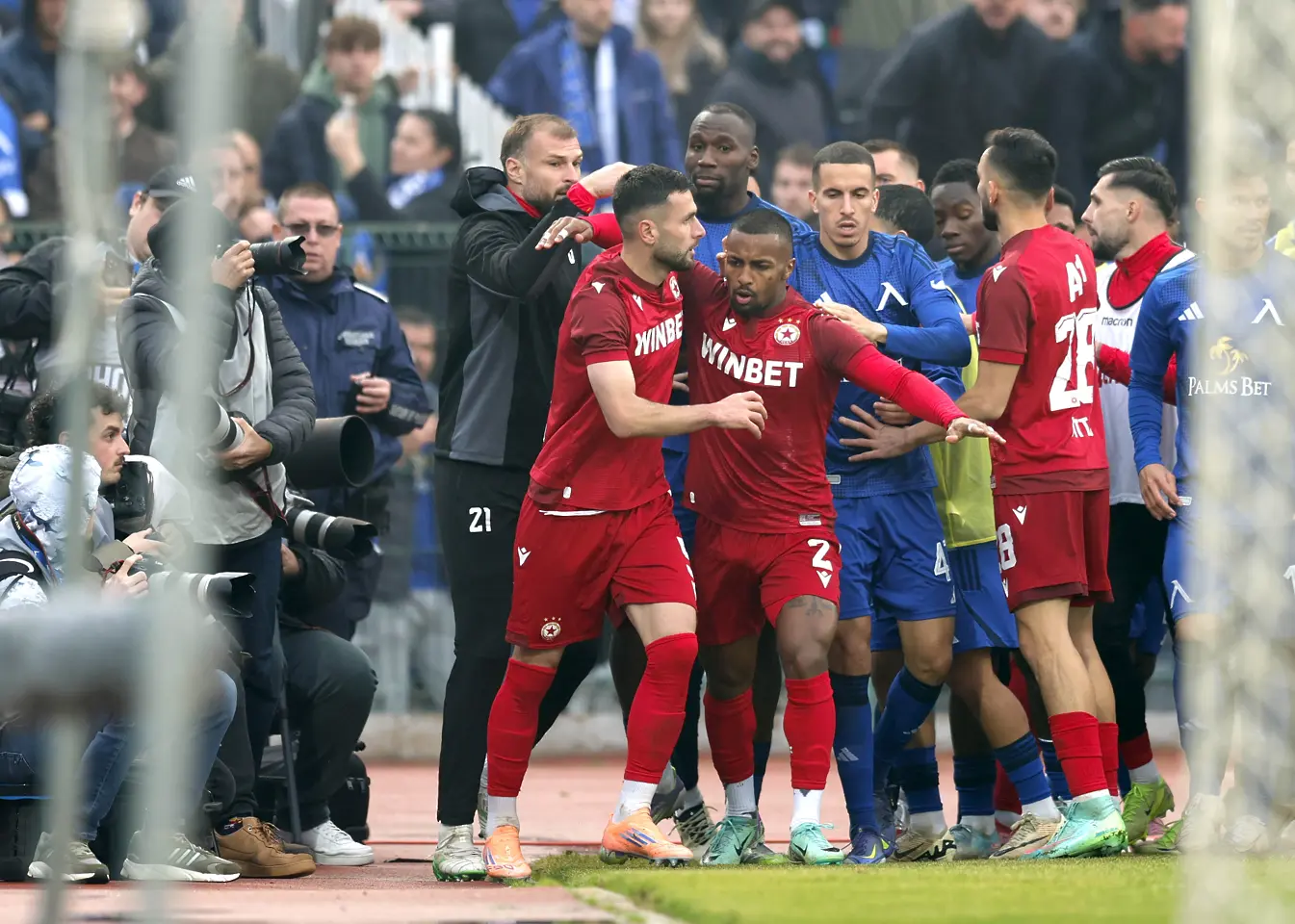 Меле на дербито Левски - ЦСКА, но без червени картони (ГАЛЕРИЯ)