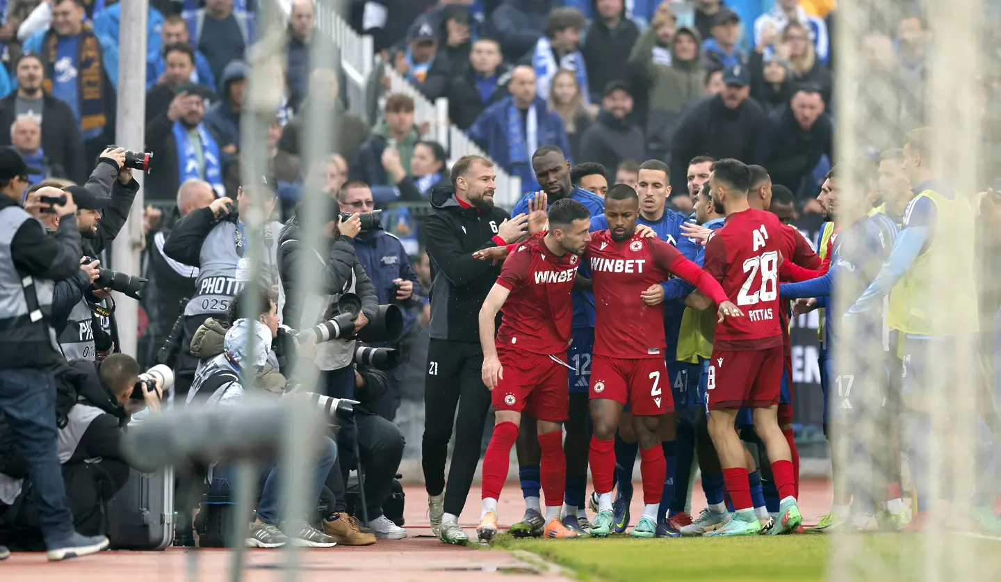 Меле на дербито Левски - ЦСКА, но без червени картони (ГАЛЕРИЯ)