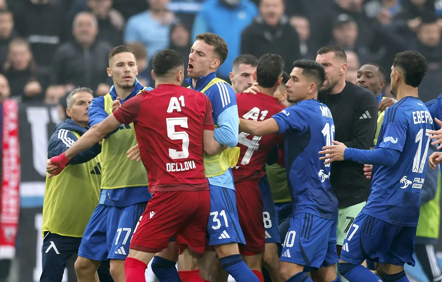 Меле на дербито Левски - ЦСКА, но без червени картони (ГАЛЕРИЯ)