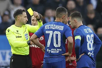 На живо: Меле на Левски - ЦСКА, съдиите пощадиха Костадинов