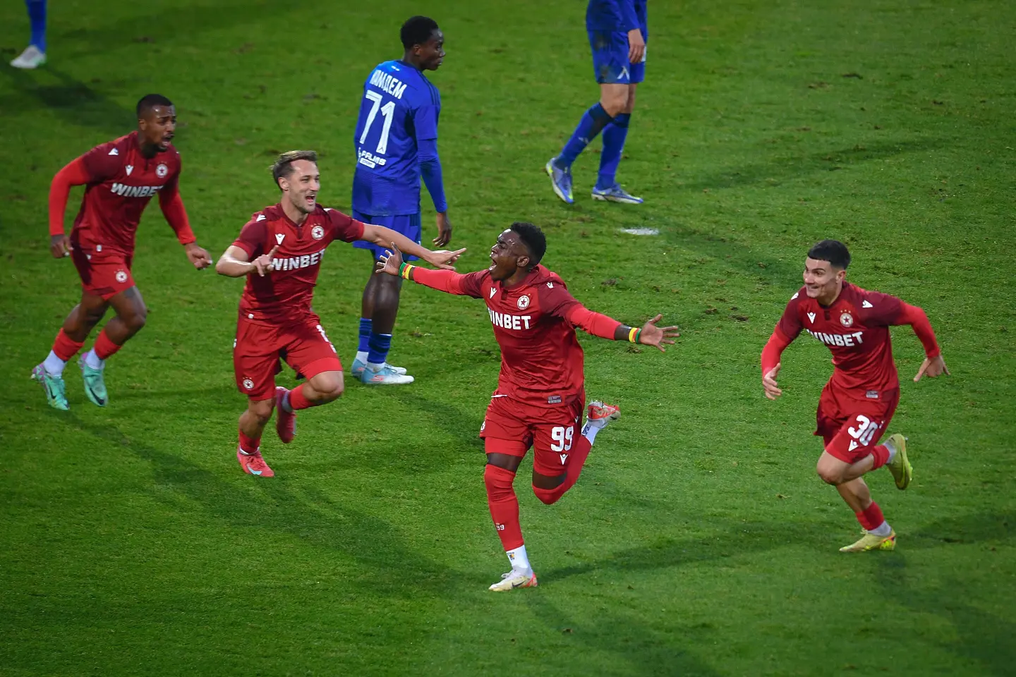 Джеймс Ето'о се радва след гол срещу Левски / startphoto.bg 