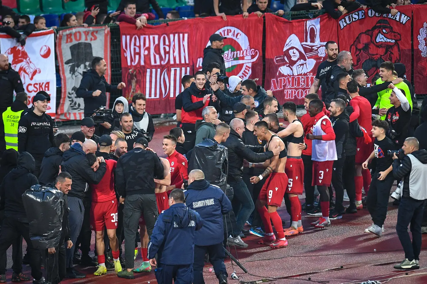 Радостта на играчите на ЦСКА след успеха над Левски (ГАЛЕРИЯ)