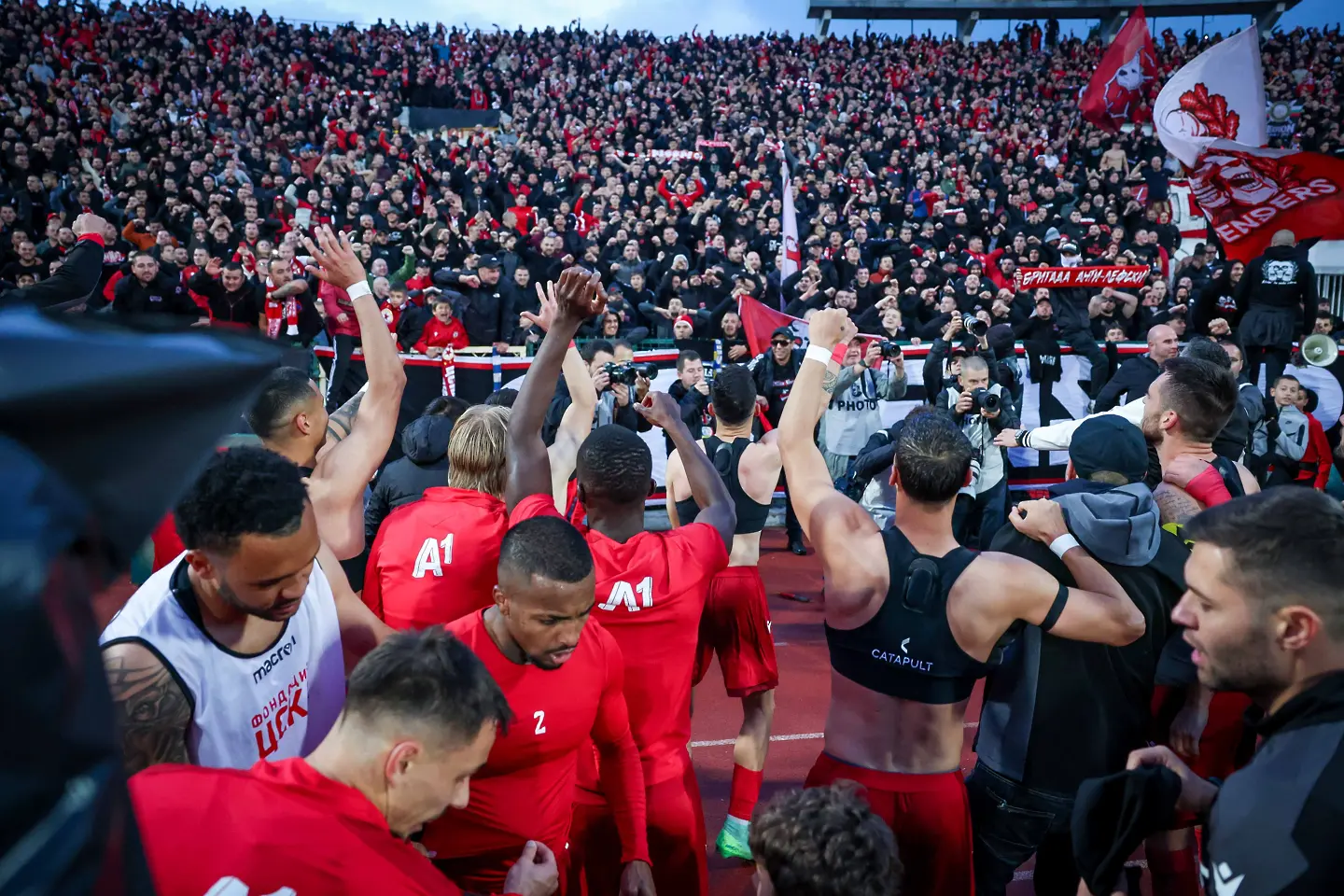 Радостта на играчите на ЦСКА след успеха над Левски (ГАЛЕРИЯ)