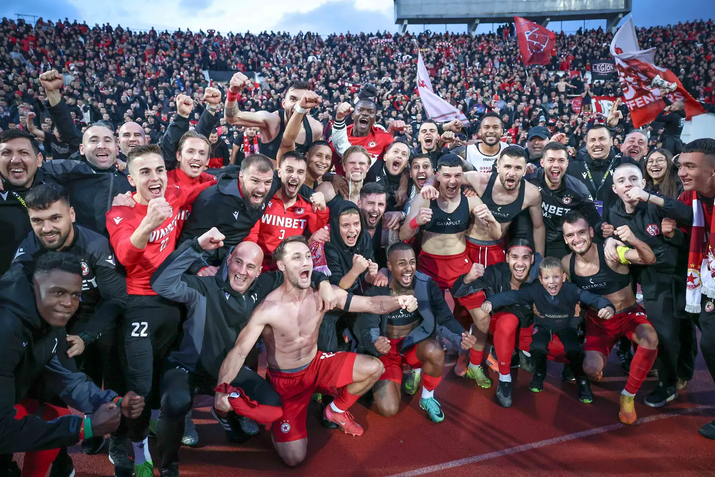 Радостта на играчите на ЦСКА след успеха над Левски (ГАЛЕРИЯ)