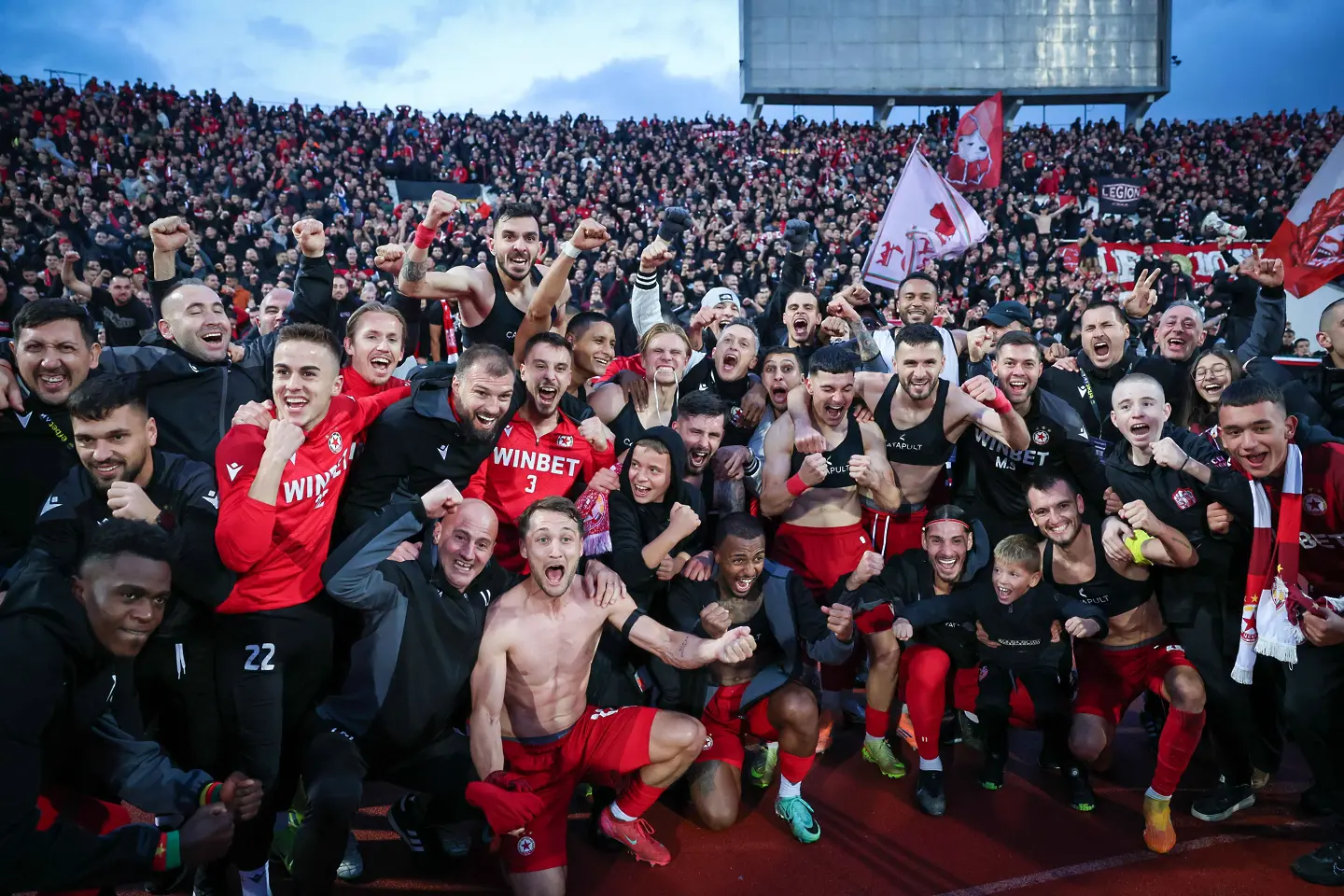 Радостта на играчите на ЦСКА след успеха над Левски (ГАЛЕРИЯ)