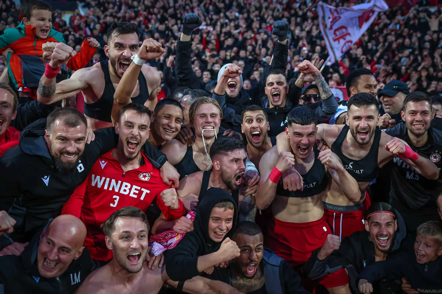 „Армейците“ куфеят в съблекалнята (ВИДЕО)