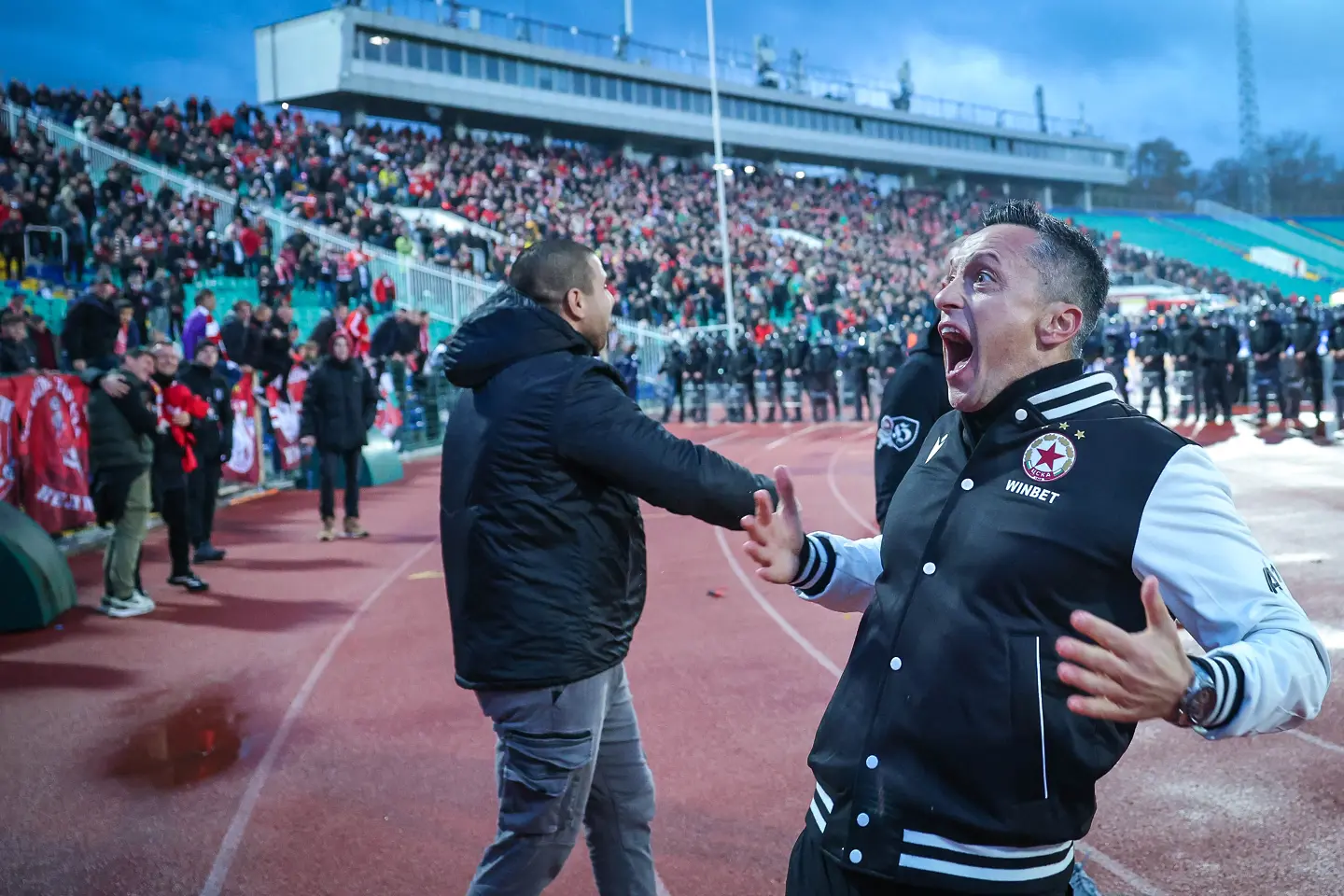 Радостта на играчите на ЦСКА след успеха над Левски (ГАЛЕРИЯ)