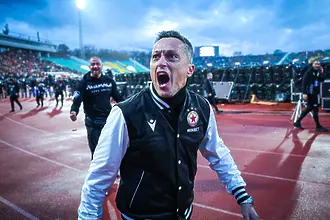 ЦСКА към Ицо Янев: Свежо яке, тренер