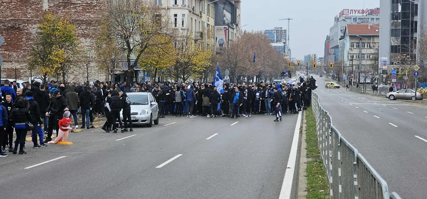 Гледайте на живо: Шествията на феновете на Левски и ЦСКА преди дербито 