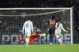 Комо изпусна Наполи, спасена дузпа качи шампиона на върха