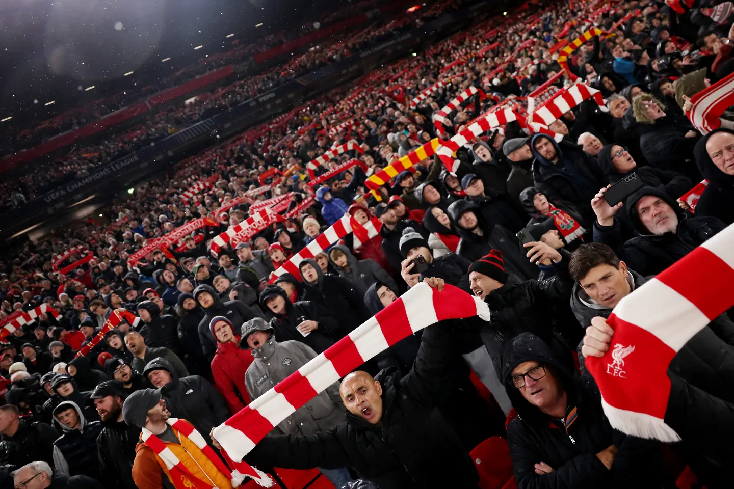Феновете на Ливърпул на Анфийлд в мача с Реал Мадрид / Getty Images