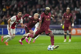 3 гола, 2 дузпи, Виктор Осимен поведе при голмайсторите в ШЛ, а Галатасарай разкова Аякс