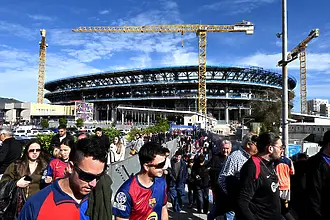 „Камп Ноу“ още не е отворил официално, а феновете на Барса почнаха да му чупят седалките