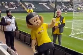 „Магията“ на ФА Къп: пиян талисман беше изгонен от мач (ВИДЕО)