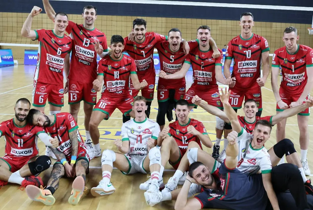 3 от 3 за Нефтохимик в efbet Суперволей, Локомотив Авиа удари Черно море