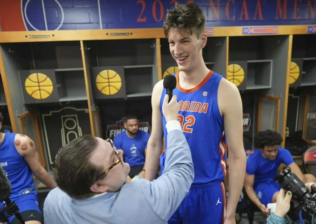 Най-високият баскетболист в света най-после дебютира, феновете принудиха треньора да го пусне (ВИДЕО)