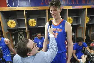 Най-високият баскетболист в света най-после дебютира, феновете принудиха треньора да го пусне (ВИДЕО)