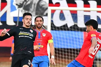 В Сърбия почетоха починалия на терена треньор с емоционален мач