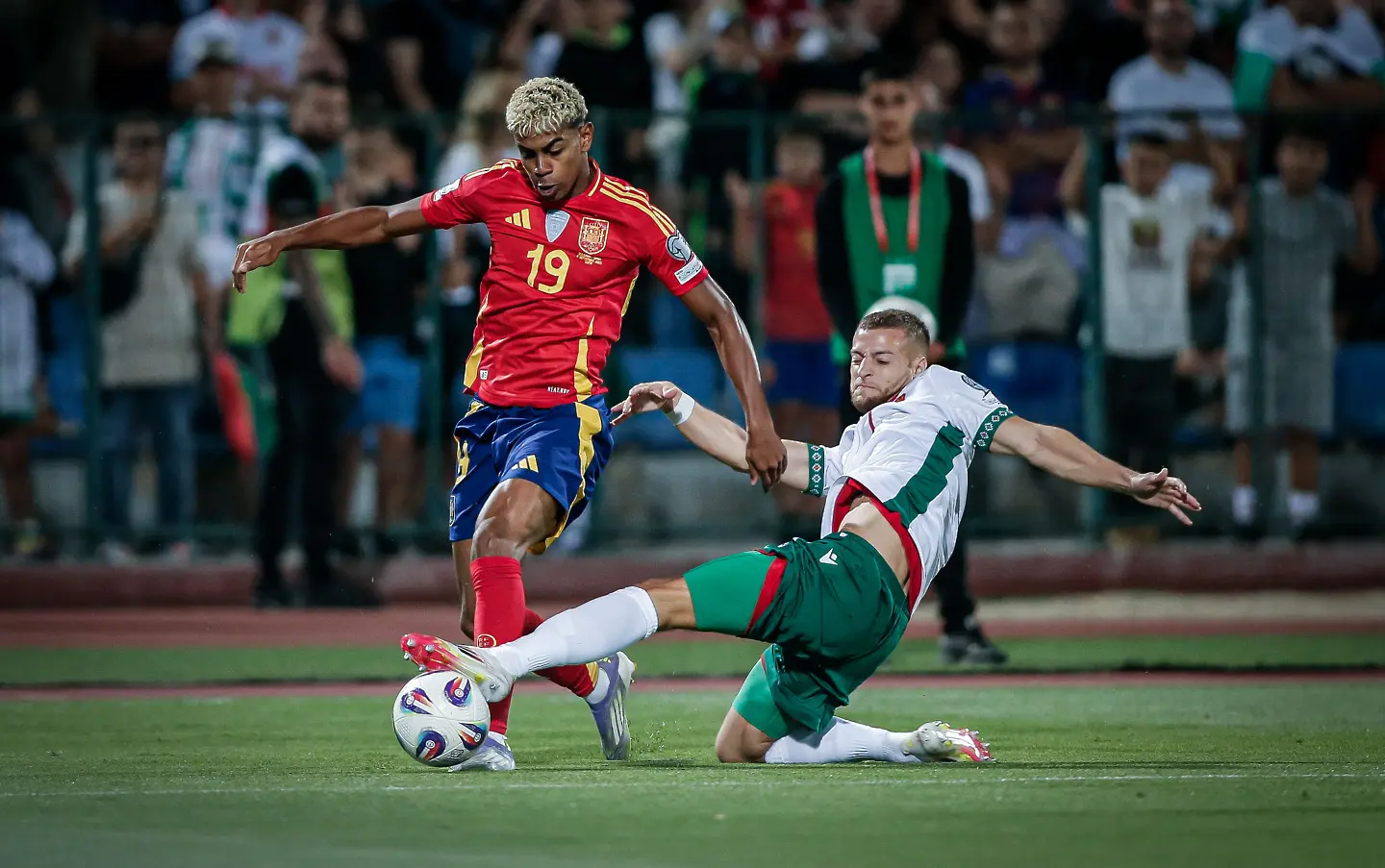 Ламин Ямал срещу Фабиан Нюрнбергер / startphoto.bg