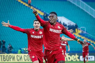 Играчите на ЦСКА „наградиха“ героя в дербито със „Златна топка“ (ВИДЕО)  