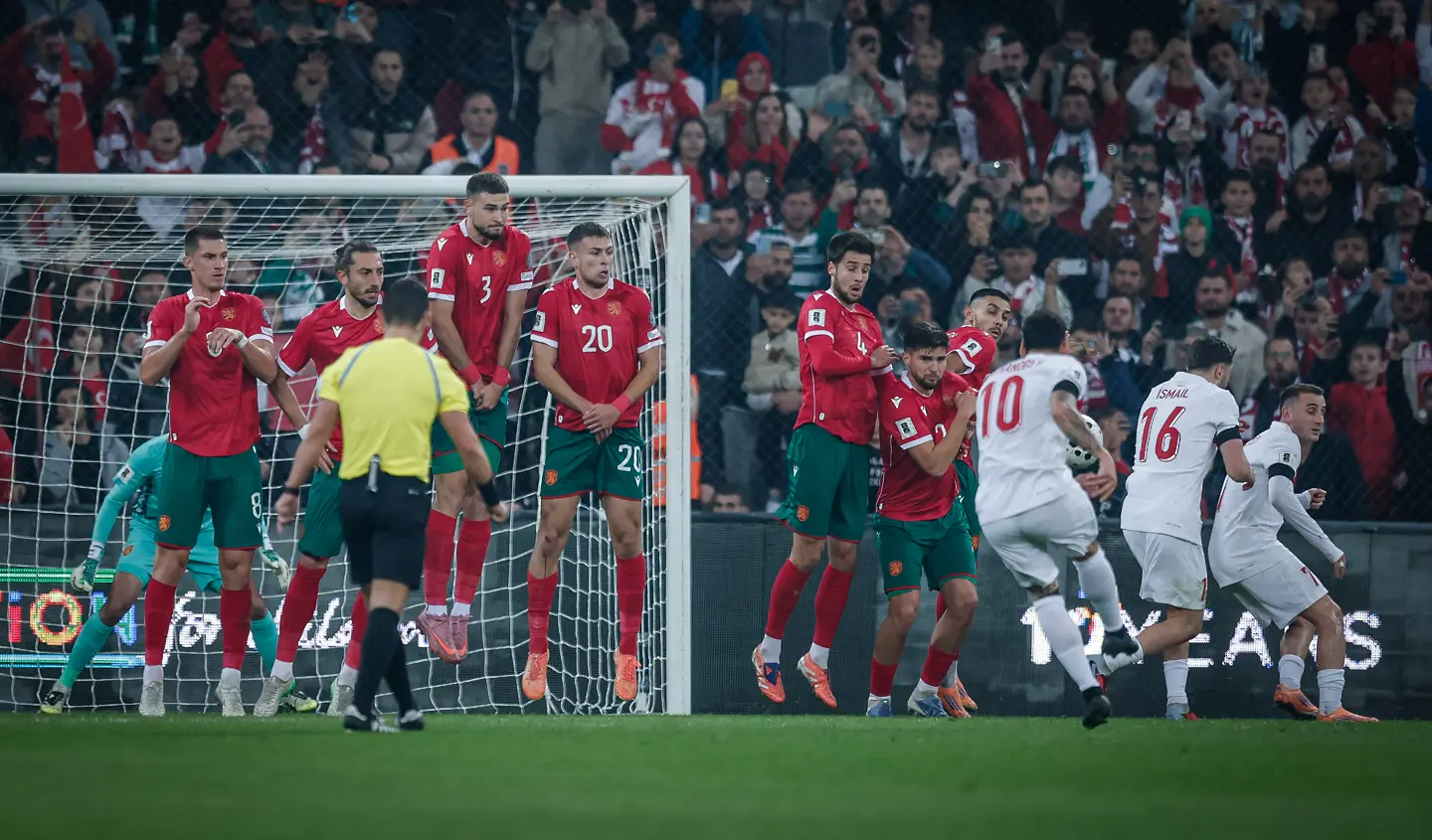 След този удар топката се удари в ръката на Християн Петров и бе отсъдена дузпа за Турция / startphoto.bg