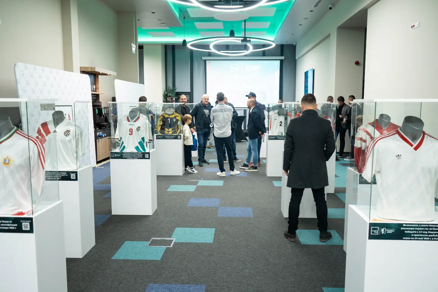 Експозиция с легендарни футболни екипи на България бе открита в Бургас