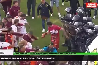 Шокиращ момент: футболисти бяха напръскани с лютив спрей от полицията за борба с безредиците (ВИДЕО)