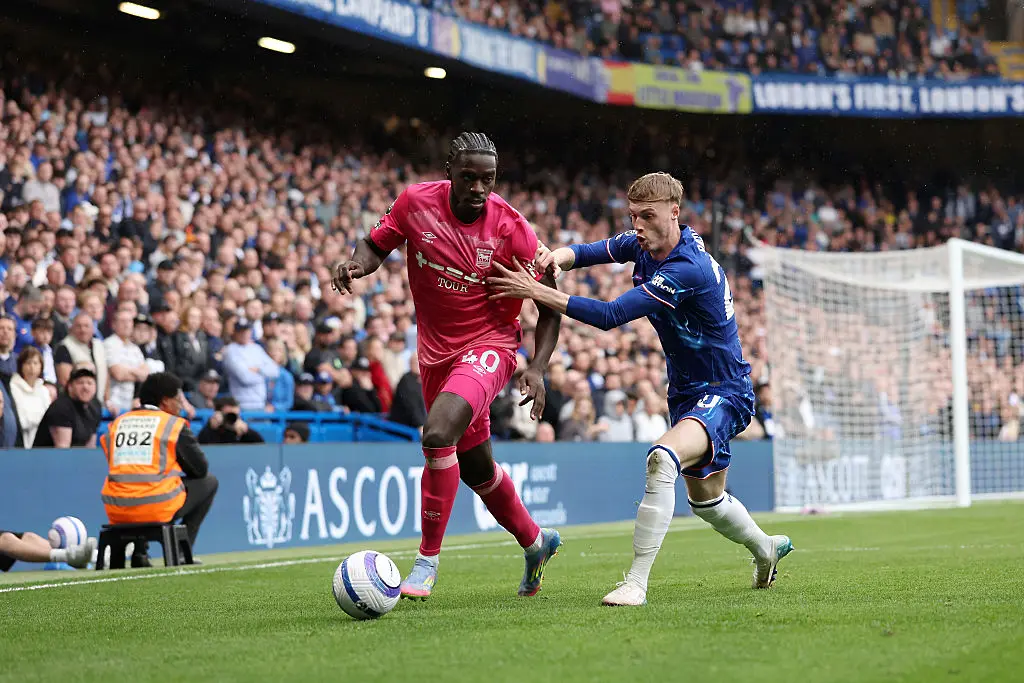 Коул Палмър срещу Аксел Туанзебе/ Getty images